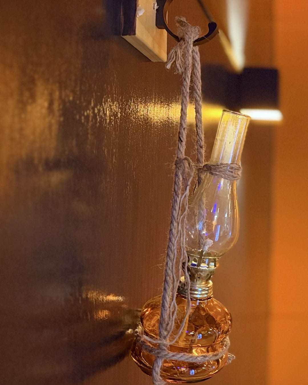 Olielamp aan de wand in de zaak